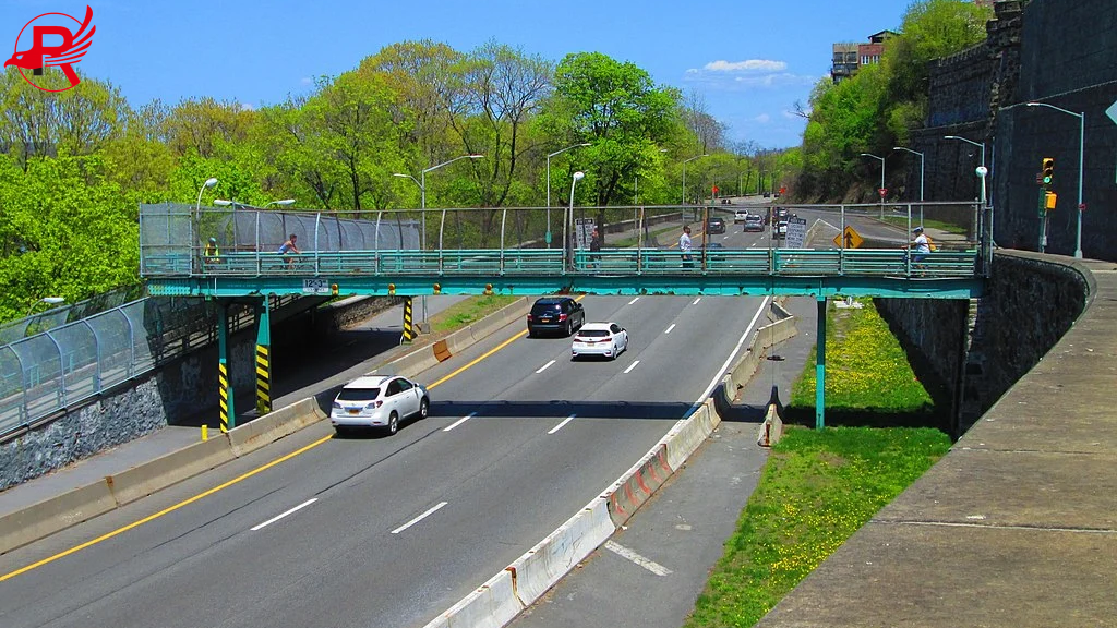 Henry_Hudson_Parkway_northbound_and_pedestrian_bridge